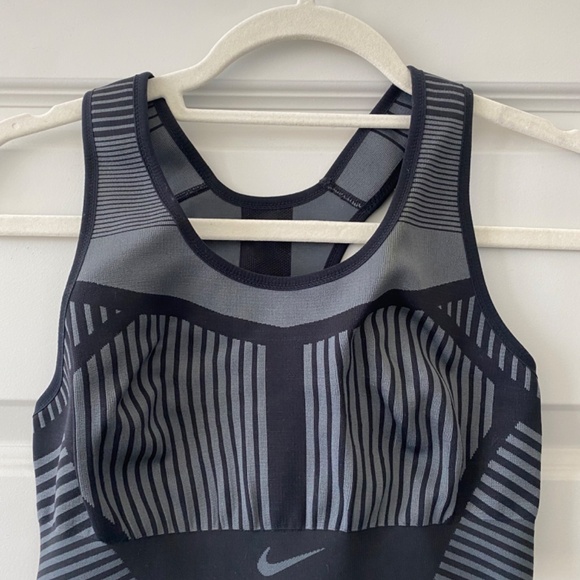 Nike Women’s Fenom Flyknit Bra - Picture 2 of 4